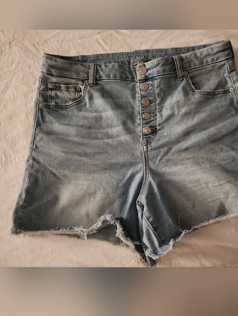 American Eagle Outfitters Light Wash Button-Front Denim Shorts Size 16